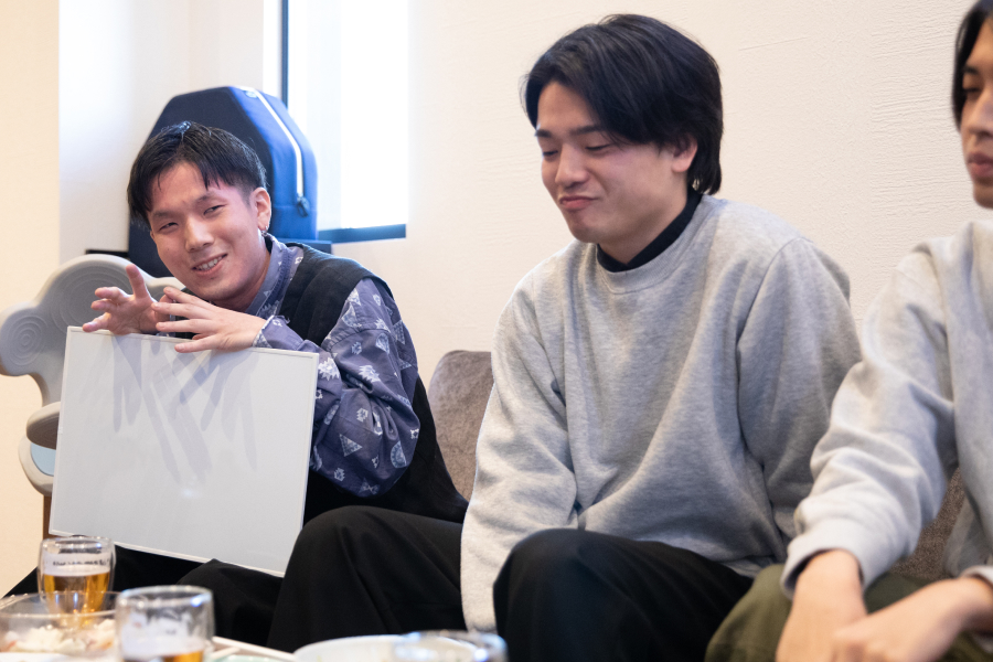 チラ…
