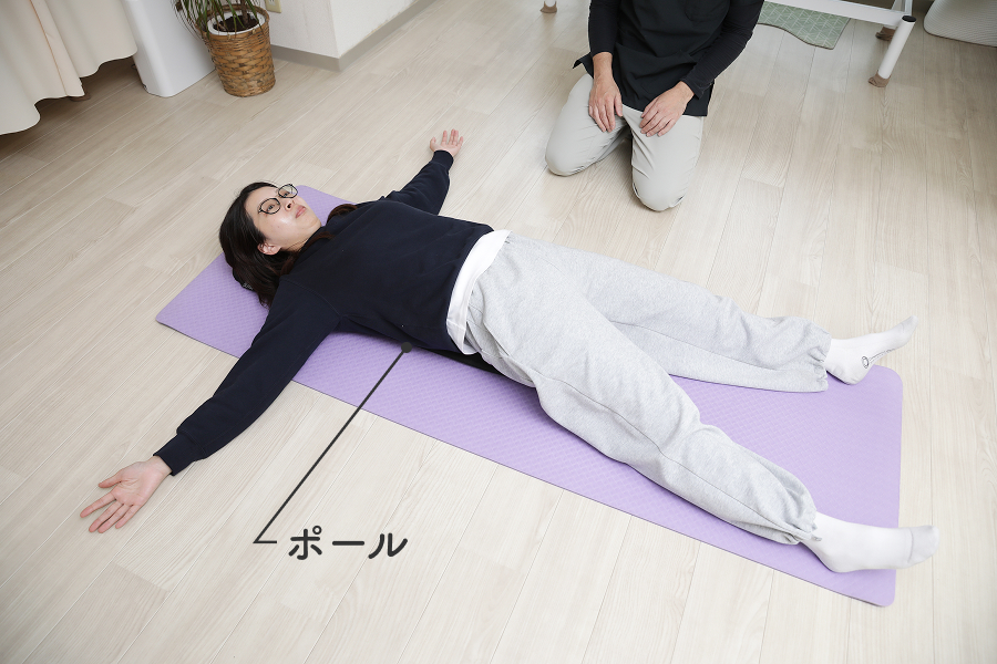 1.ポールを縦にして、頭からお尻まで乗ります。30秒~1分ほど、力を抜いてゆらゆらします。