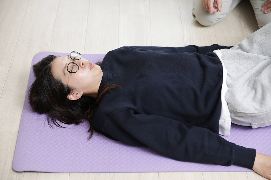 2.口をすぼめて、ふーーっと天井に力強く息を吹きかけるようにしっかり吐きます。
