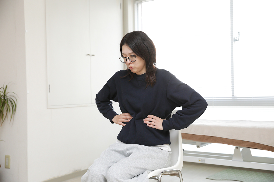 3.ふーーーっと吐くときに、ろっ骨に当てた手でみぞおちに向けて軽く押します。4~5回繰り返します。