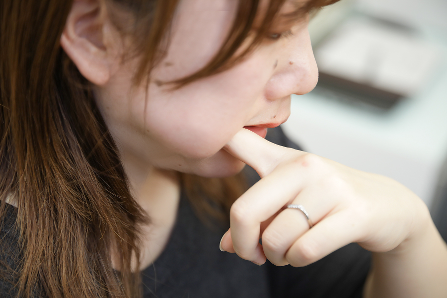 1.上の歯と下の歯がくっついた状態で、人差し指を歯に沿うように口の中に入れます。