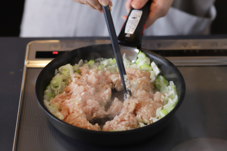 フライパンにごま油を入れ弱火で火にかけ、香りが立ったらひき肉・Aを入れ、蓋をして3分蒸す。