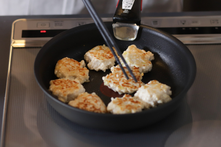 焼き色がついたらひっくり返し、水大さじ1（分量外）を加えて蓋をして2分ほど蒸し焼きにする。