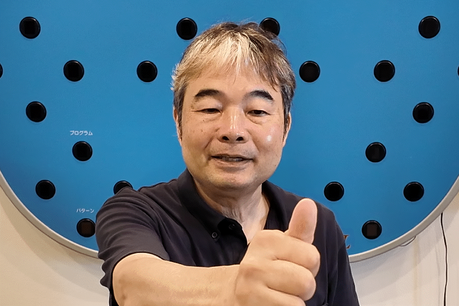 1-2.まず両目で、親指の爪にピントを合わせたまま、ゆっくりと鼻先に近づけたり遠ざけたりを繰り返します。