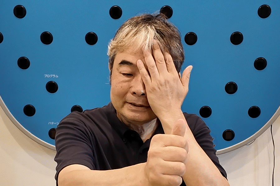 1-4.今度は左目を隠し、右目でも同様に5往復ほど行います。