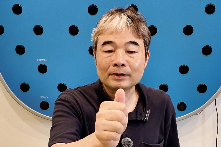 1.親指を顔の前に立て、爪の一点を見つめ、視線を親指に固定したまま、首（頭）を動かします。