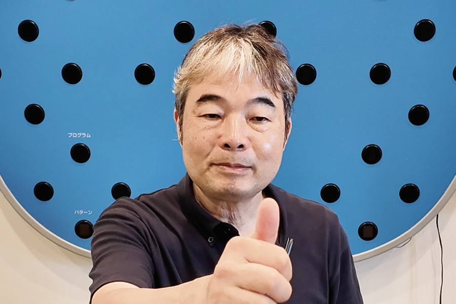 1.親指を顔の前に立て、爪の一点を見つめます。