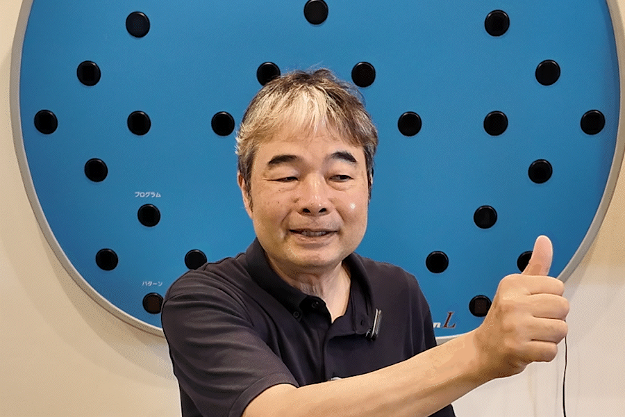 2-2.腕を左右に、黒目が端から端まで動くのを意識しながら、ゆっくり10往復動かします。