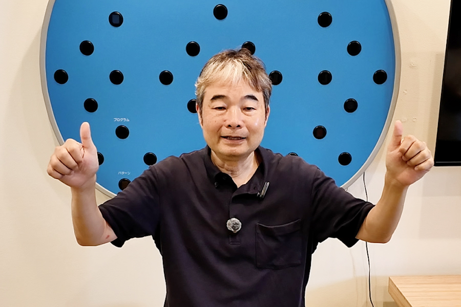2.両腕を前に伸ばし、親指を立てます。目標物を見つめたまま、その両方の親指が視界の端に入っていることを意識します。