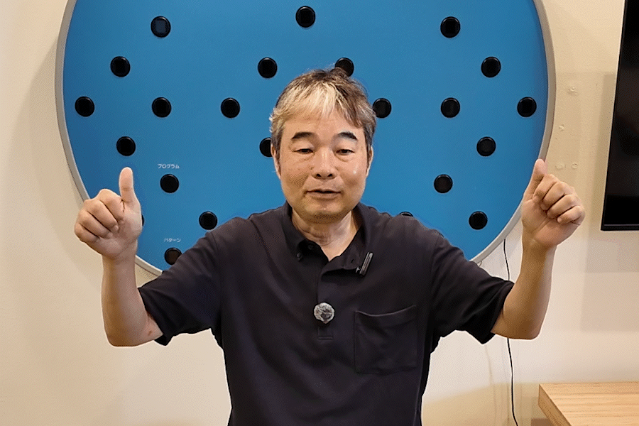4-3.目標物から視線を動かさないまま、両腕をゆっくりと左右に広げていきます。
