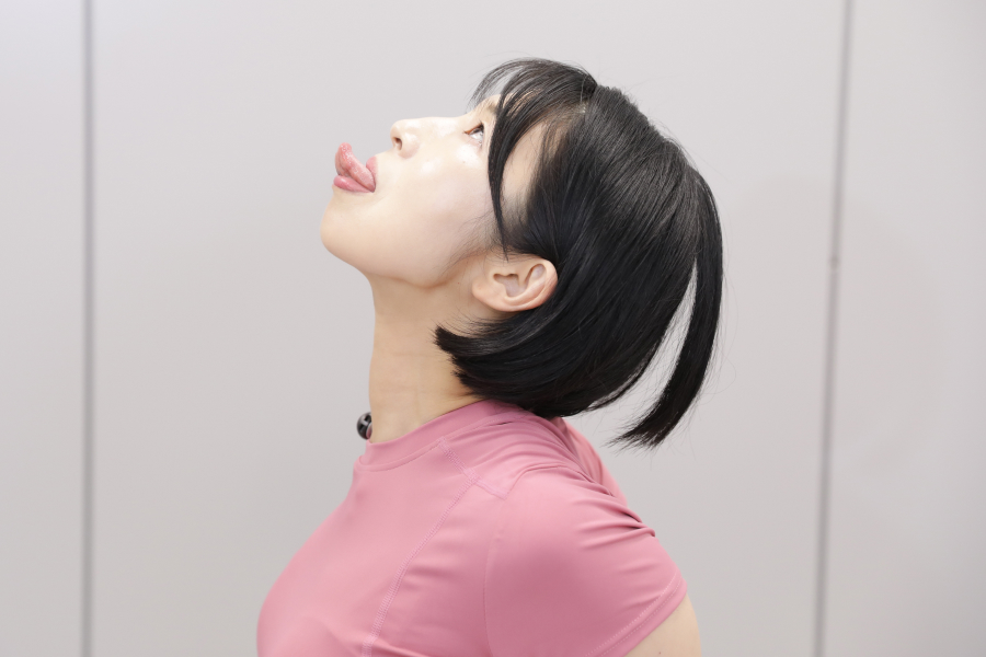 舌を出して小顔エクササイズ