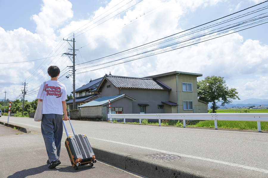 見つけるや否や、僕はそのシャンプーを小脇に抱えて、実家への帰路に着いていた。