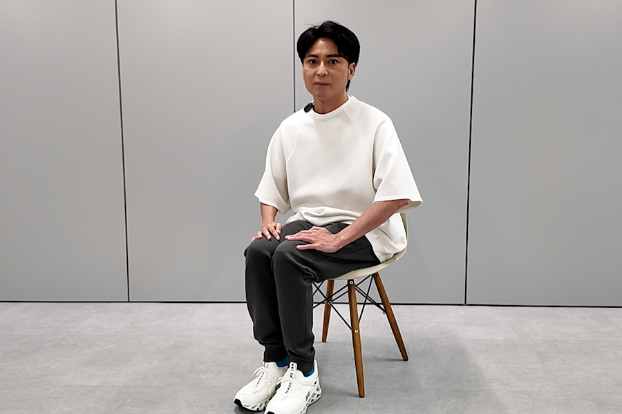 1-1.椅子の浅すぎず深すぎないところに座る