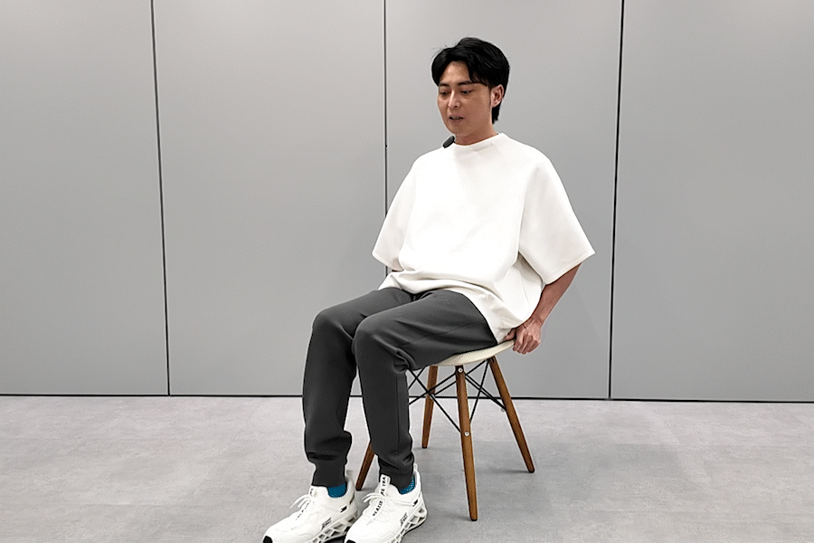 1-2.片方の足をゆっくりと持ち上げて膝をまっすぐ伸ばす