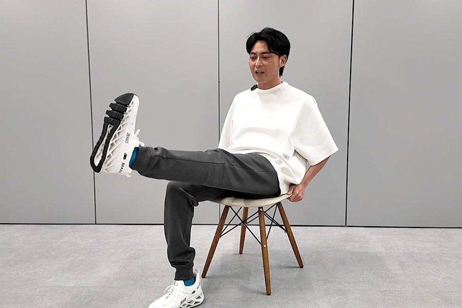 1-3.太ももの前に力が入っているのを感じながらゆっくりと下ろす