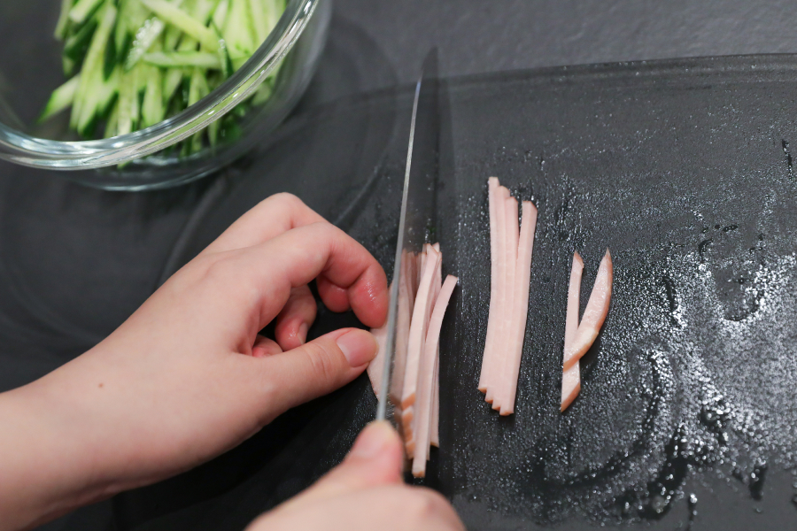 1.きゅうりを千切りにし、ハムは細切りにする。