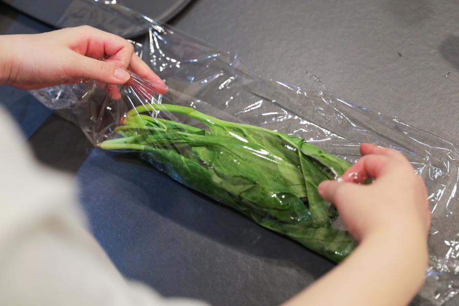 1.ほうれん草を洗い、水がついたままラップで包む。