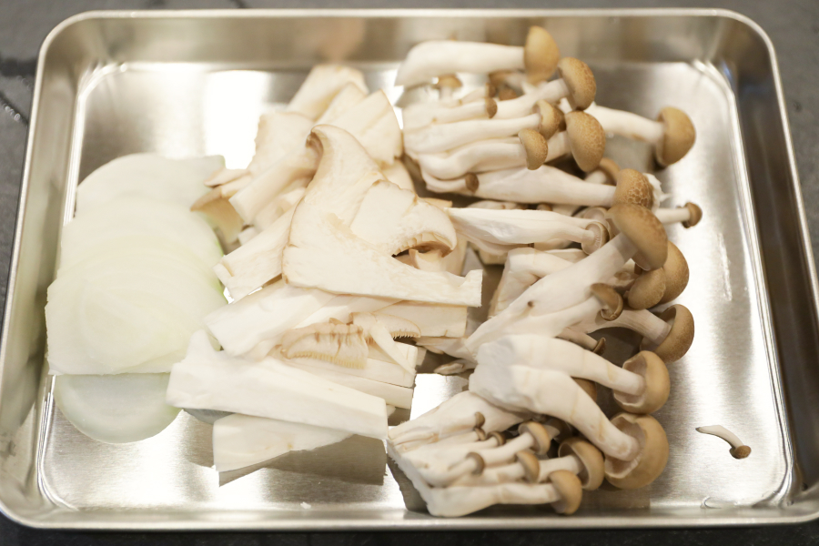 1.エリンギ・玉ねぎは薄切りに、しめじはほぐしておく。にんにくはみじん切り、唐辛子は輪切りに。