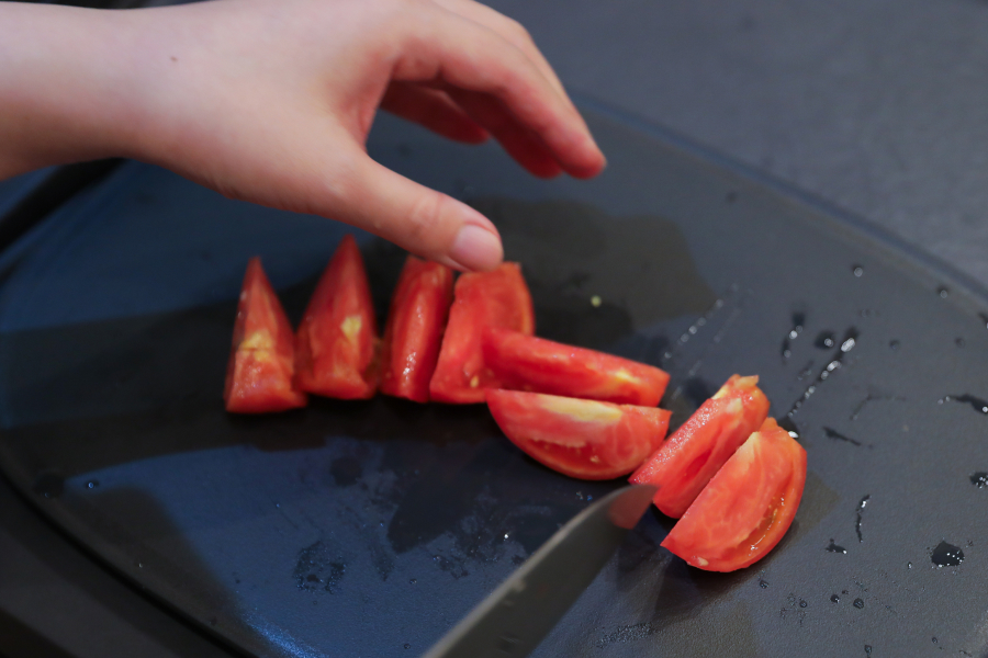 1.レタスを食べやすい大きさにちぎる。トマトはくし切りにする。