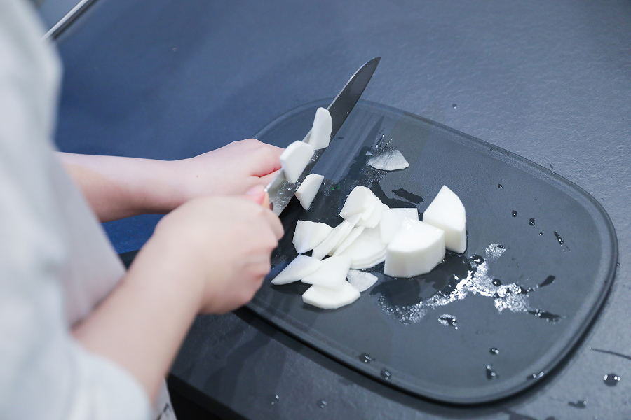 1.大根を薄いいちょう切り、長ねぎを斜め切りにする。