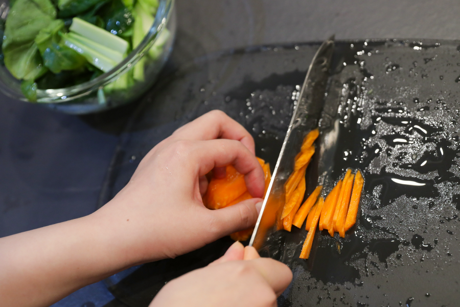 1.小松菜は4cm幅に切り、にんじんは細切りにする。