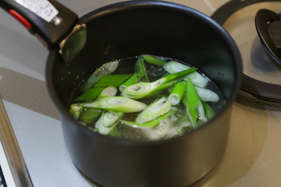 1.斜め切りした長ねぎと水とだしを鍋に入れて火にかける。