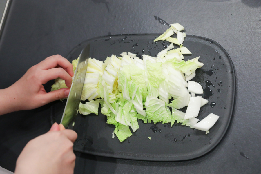 1.白菜はざく切りに、長ねぎは斜めに切り、生姜は千切りにする。