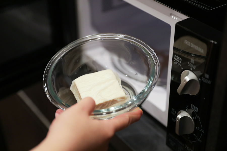 1.豆腐をキッチンペーパーで二重に包み、耐熱容器にのせて電子レンジ600Wで2分加熱する（水切り）。