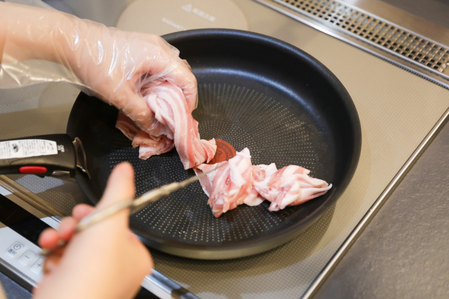 1.豚バラ肉は3〜4センチ幅に、大根は薄いいちょう切りにする（豚バラはフライパンの上で切ると洗い物が少なくなって楽チン）。