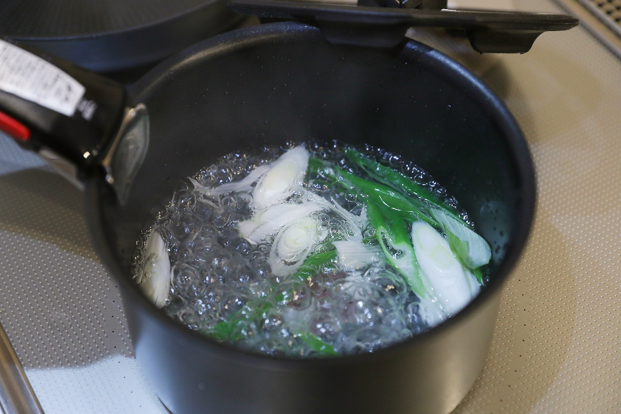 1.鍋に水・鶏ガラスープの素・斜め切りした長ねぎを入れ、火にかける。