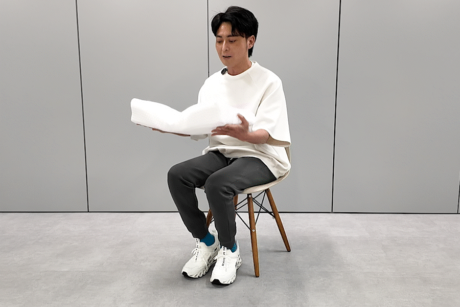 2-1.クッションなどを半分に折り座った状態で太ももの内側に挟む