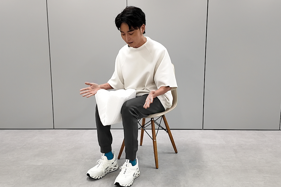 2-2.膝でクッションを「ギュッ」と潰すようなイメージで内ももに力を入れる