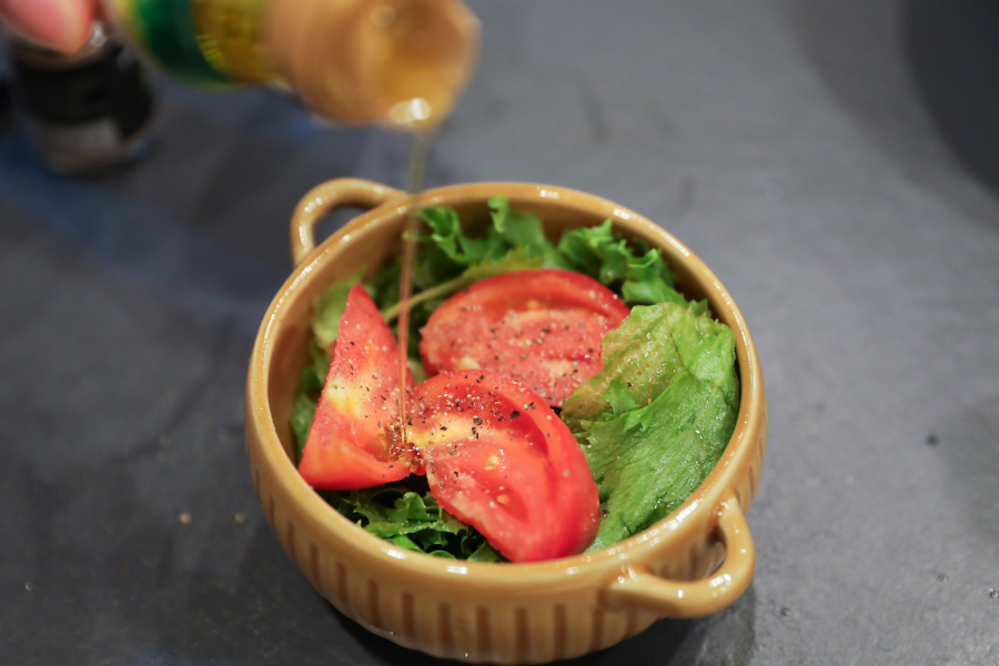 2.お皿に盛り、オリーブオイル・塩・黒胡椒をかける