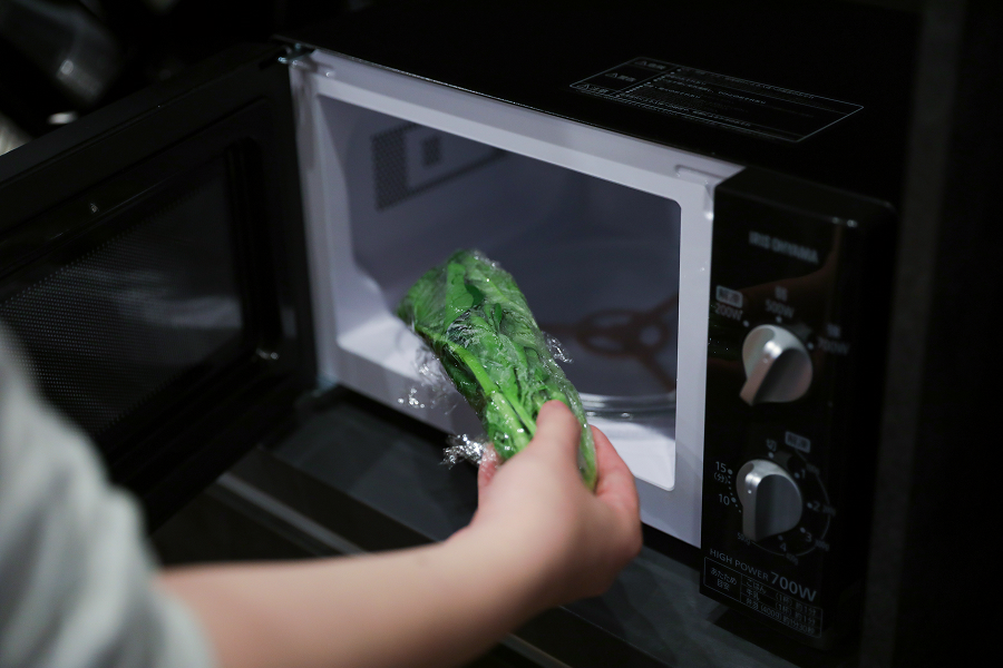 2.ほうれん草を洗い、水がついたままラップで包み、電子レンジ600Wで2分加熱する。冷水で締め、4cmほどに切り、水気をよく切る。