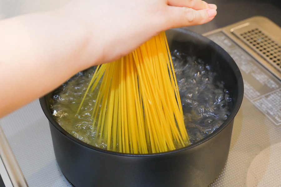 2.パスタを袋の表記より1分短く茹でておく（塩は入れなくてOK）。