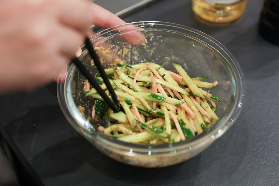 2.ボウルに1と調味料を入れて全体を和える。