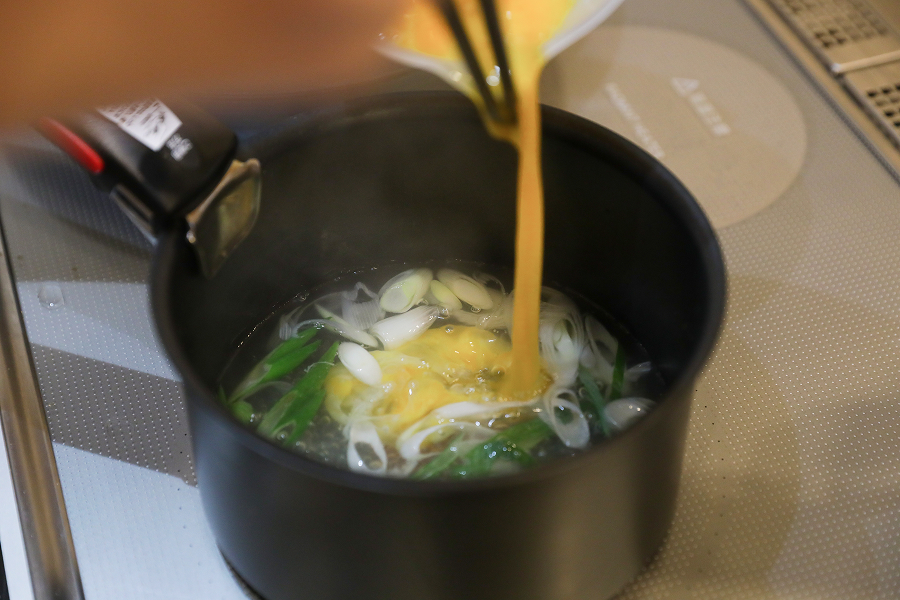 2.沸騰したら 溶き卵を回し入れ、ふんわり固める。