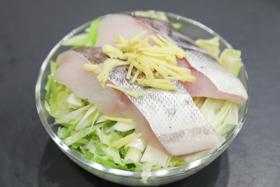 2.耐熱容器に、白菜 → ねぎ → 鱈 → 生姜の順に重ね、ラップをして600Wで7〜7分30秒ほど加熱する。