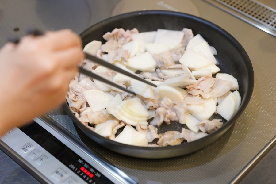 2.豚ばら肉を炒め、大根・生姜を加えて炒める。