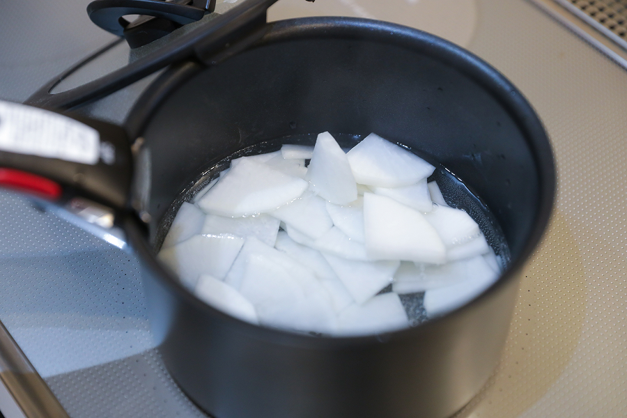 2.鍋に水とだしを入れて火にかけ、大根を加えてやわらかくなるまで煮る。