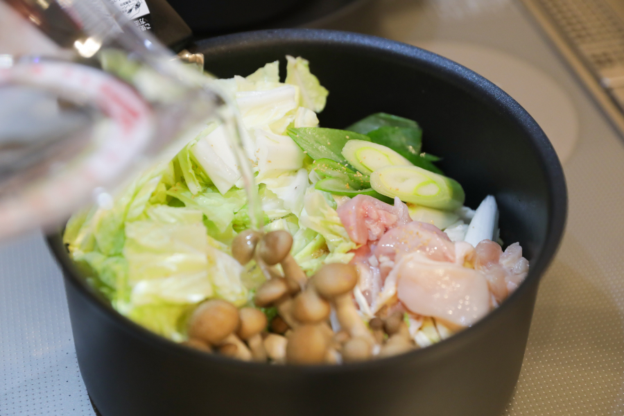 2.鍋に水と顆粒だしを入れ中火にかけ、白菜・長ねぎ・しめじ・鶏肉・生姜を加えて蓋をして10分間煮る。