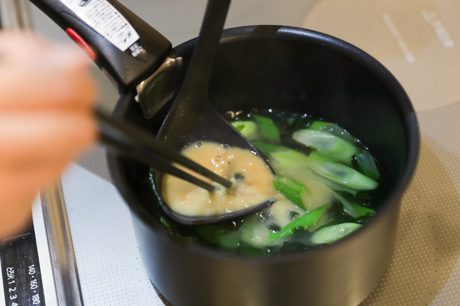 2.長ねぎがやわらかくなったらわかめを加え、火を止めて味噌を溶く。