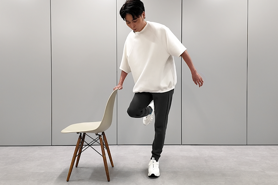 3-2.サッカーボールを足の内側で蹴るイメージで前方に蹴り出す（左右10回行う）