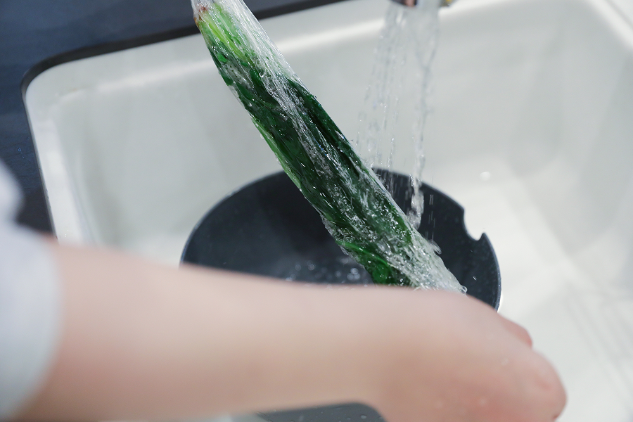 3.ほうれん草を冷水に取って冷ます。※やけどに注意