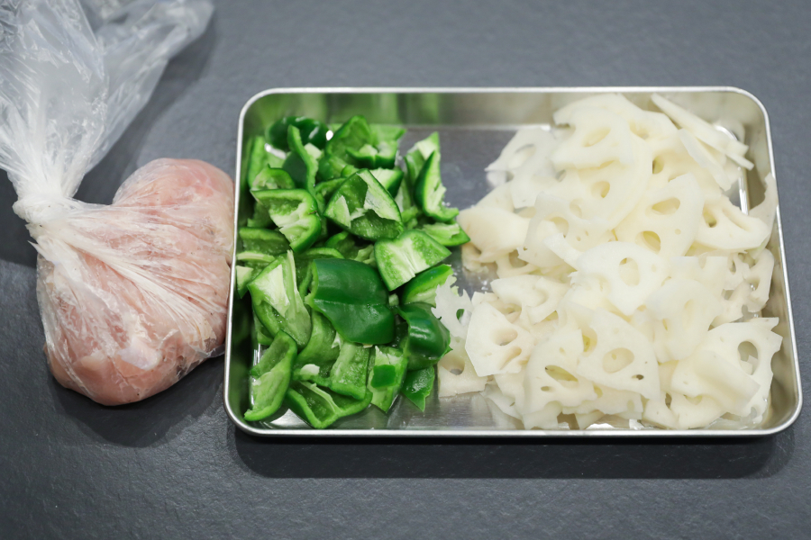 3.れんこんは薄いいちょう切りに、ピーマンは乱切りにする。