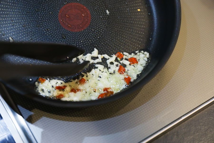 3.フライパンにオリーブオイル・にんにく・唐辛子を入れ、弱火で香りが立つまで炒める。