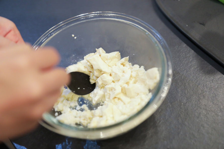 3.ボウルに豆腐を入れ、泡立て器等で細かくほぐす。