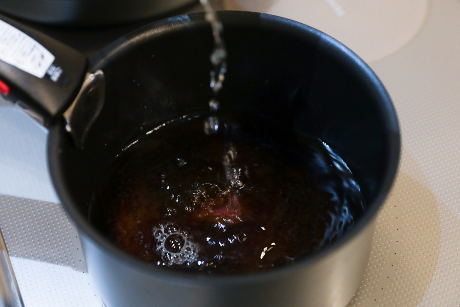 3.小鍋にあんの調味料を入れ加熱し、沸騰したら水溶き片栗粉を加えてとろみをつける。