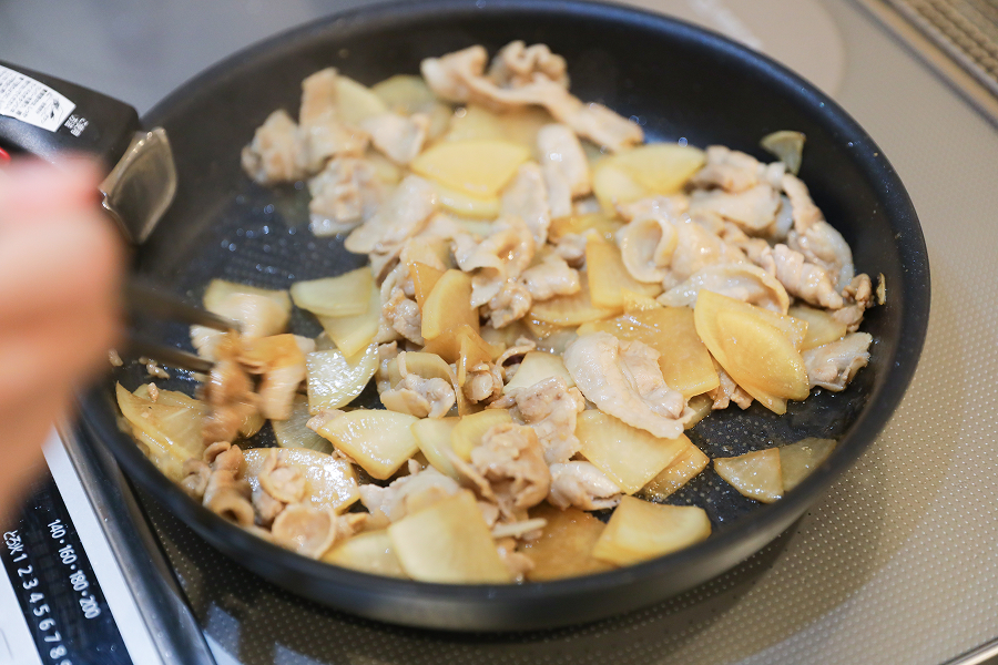 3.調味料を加えて弱火で5〜7分煮詰める。