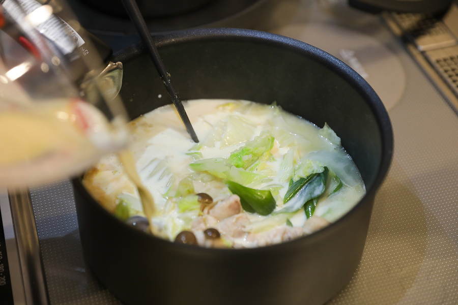 3.鶏肉に火が通ったら、豆乳・味噌・醤油を加え、沸騰させないよう弱火で3分温める。